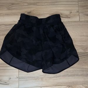 Lululemon Athletica, high-rise, Hotty hot shorts 4”